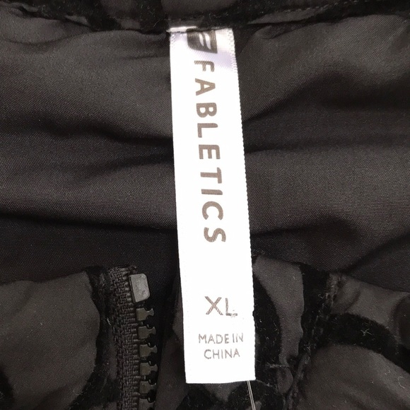 NWT! Fabletics XL black Paola puffer jacket - Picture 5 of 8